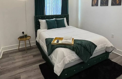 Old East Dallas Apartment | Luxury Emerald Green 1 Bedroom Apt. by Downtown