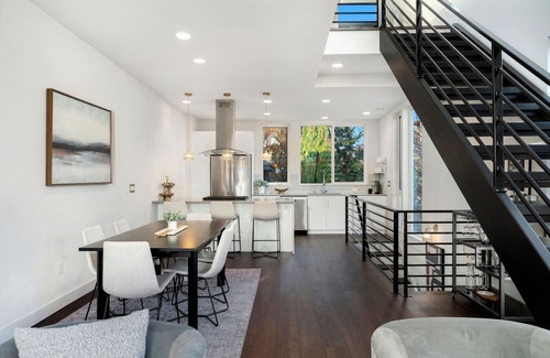 Eastlake House | Luxury End Unit Townhome with Views of Space Needle and Lake Union w/Parking!
