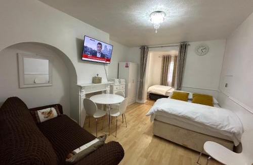 Downham Apartment | Luxury Ensuite 2nd Studio Flat With Great Views in Keedonwood Road With Fully Own Bathroom Newly Added And Private Kitchenette