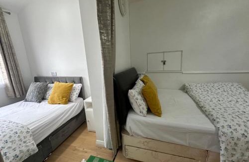 Downham Apartment | Luxury Ensuite 2nd Studio Flat With Great Views in Keedonwood Road With Fully Own Bathroom Newly Added And Private Kitchenette