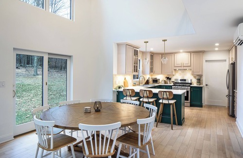 Leeds House | Luxury Escape with Panoramic Mountains Views