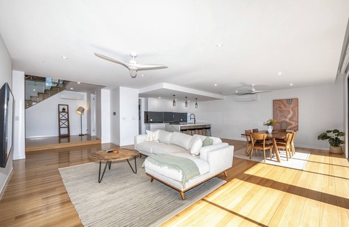 Castle Hill Villa | Luxury Escapes Townsville Villa B