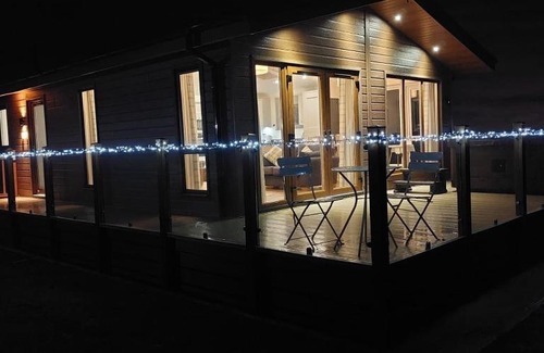 Lochwinnoch House | Luxury family Beechwood lodge with hot tub