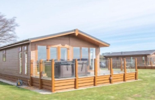 Lochwinnoch House | Luxury family Beechwood lodge with hot tub