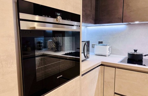 Stratford Apartment | Luxury Family Stay, Near Westfield