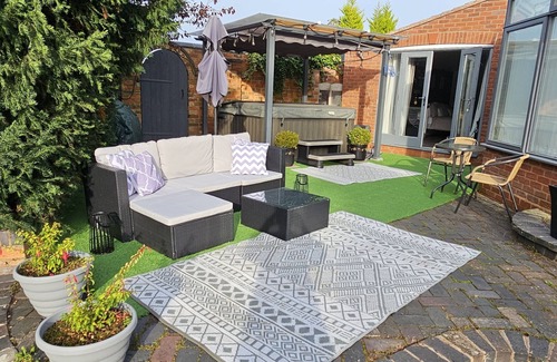Cutnall Green Apartment | Luxury Retreat with private Hot tub at Broad House Farm Worcestershire