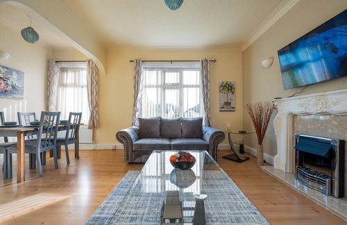 Grimsby Apartment | Luxury flat in central location