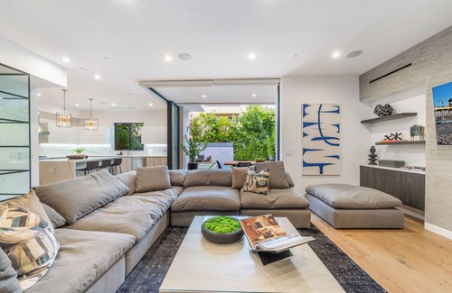 Sherman Oaks House | Luxury Green villa! 6bdr w pool and theatre