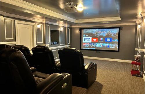 Croom House | Luxury Guest suite with movie theater, Lounge and Gameroom