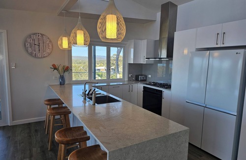 Coomba Park House | Luxury Hidden Lakeside Gem that fits the whole family!