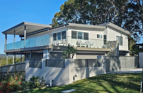 Coomba Park House | Luxury Hidden Lakeside Gem that fits the whole family!