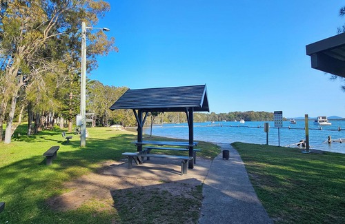 Coomba Park House | Luxury Hidden Lakeside Gem that fits the whole family!