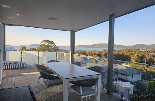 Coomba Park House | Luxury Hidden Lakeside Gem that fits the whole family!