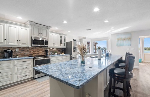 Seffner Community Alliance House | Luxury Hideaway - Lakefront - Pool & Games