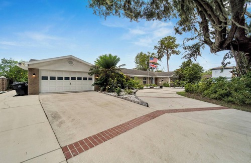 Seffner Community Alliance House | Luxury Hideaway - Lakefront - Pool & Games