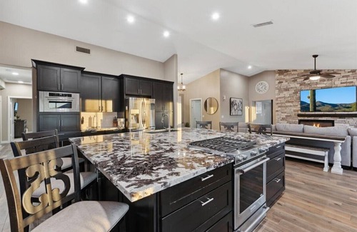 Glendale House | Luxury Home, Beautiful Neighborhood, Spacious for Family, with Pool/Spa.