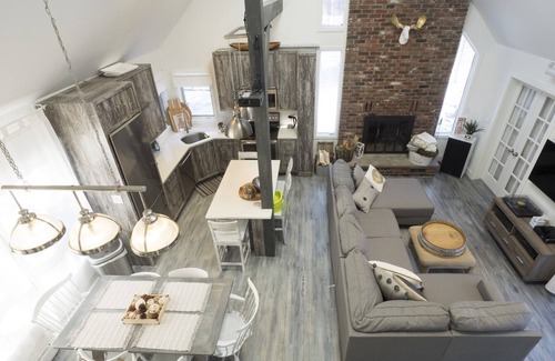 East Stroudsburg House | Luxury home, close to 2 ski resorts, 3 water parks, casino, outlets, high-tech.