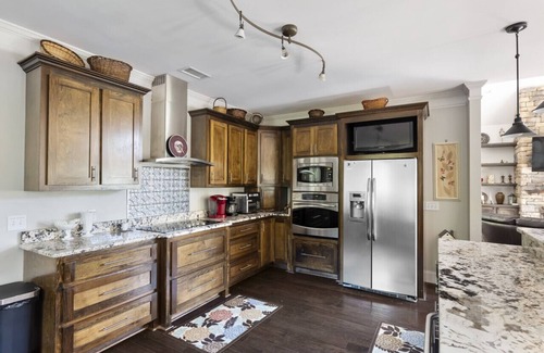 Leesville House | Luxury Home in Quiet Cove-SUPs Kayaks BBall Arcade
