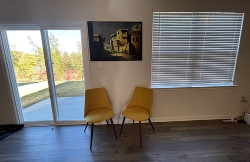 Moores Chapel House | LUXURY HOME LOCATED 10 min from airport and 19 min from city