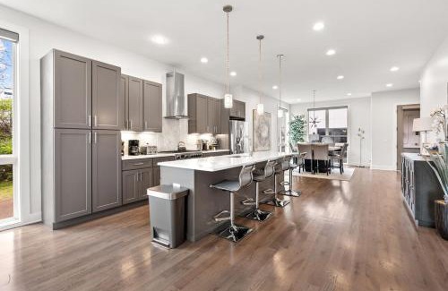 Eighth Avenue House | Luxury Home with HUGE Rooftop and 7 Beds