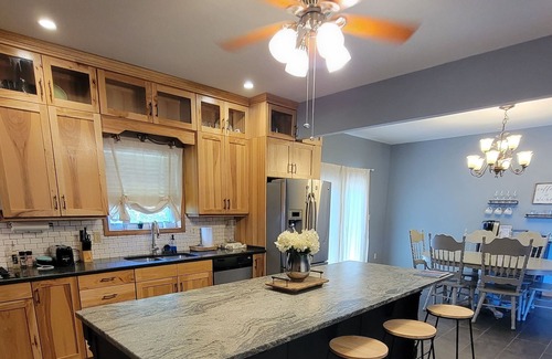 Somerset House | Luxury home with TESLA charger🔌1.3 mi from a boat ramp 🛥 Large parking area🚘