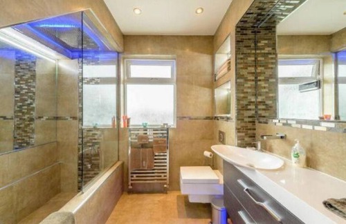 Hatch End House | Luxury House in Pinner, 30 min to Central London!