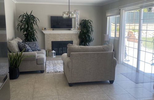 Santa Clarita House | Luxury House in Santa Clarita with Pool and Jacuzzi