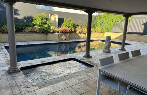 Essendon House | Luxury house with 5 bedrooms, pool and spa