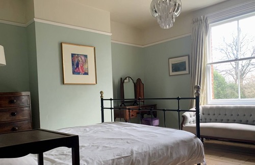 Winchester House | Luxury house with pool, 15 min walk to centre of historic Winchester