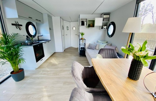 Oberhavel Boat Rental | Luxury houseboat with many extras included