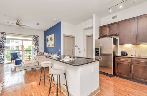 South Main Apartment | Luxury Houston Med Center 2BR|King Bed|free parking|Open pool| Good location