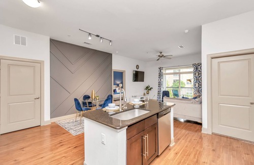 South Main Apartment | Luxury Houston Med Center 2BR|King Bed|free parking|Open pool| Good location