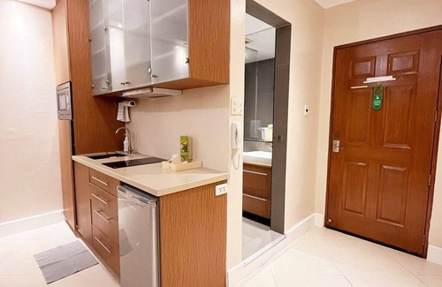 Ermita Night District Apartment | Luxury King 2BR 2BA w/Balcony Bayview Pool Netflix