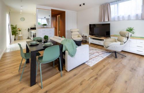 Christchurch City Centre Apartment | Luxury King studio with spa and private carpark