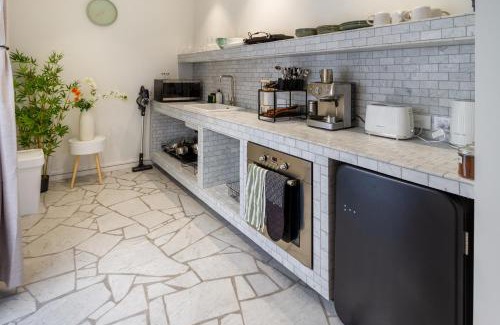 Christchurch City Centre Apartment | Luxury King studio with spa and private carpark