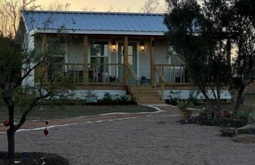 Fredericksburg Cottage | Luxury King Suite with private hot tub and firepit in the heart of wine country