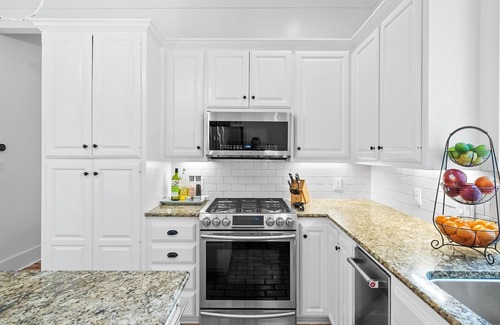 Rivercrest House | ⭐️Luxury Lake Austin: Brunch, Pool, Hot Tub, Waterfront Dock & Pizza Oven⭐️