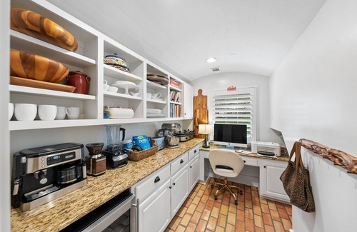 Rivercrest House | ⭐️Luxury Lake Austin-French Farmhouse: Pool, Hot Tub, Pizza OvenWaterfront Dock⭐️