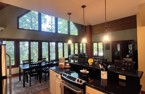 Scottsville House | Luxury Lake House w/DIRECT Lake access Dock Tennis/Pickleball/Basketball Court.