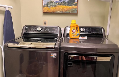 Scottsville House | Luxury Lake House w/DIRECT Lake access Dock Tennis/Pickleball/Basketball Court.