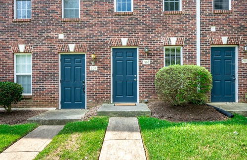 Mount Mourne Condo | Luxury Lake Norman Home 2 minutes from Lowe's Corporate & LKN Regional Hospital