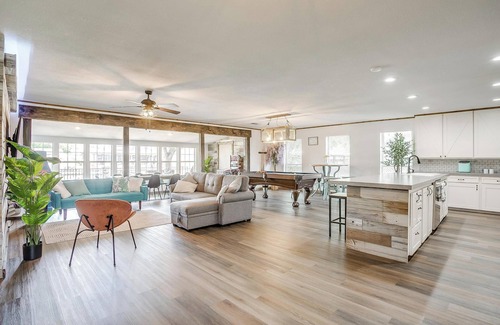 Granbury House | Luxury Lake Retreat! Kayaks, Hottub, Arcade, Pool table, Karaoke & MUCH more!