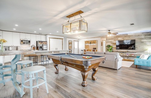 Granbury House | Luxury Lake Retreat! Kayaks, Hottub, Arcade, Pool table, Karaoke & MUCH more!