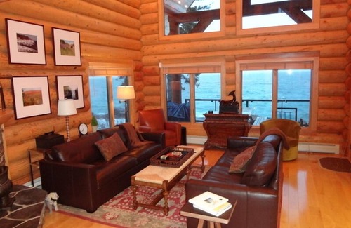 Tofte House | Luxury Lake Superior Log Home ~ Fantastic Lake View ~ Excellent Location!