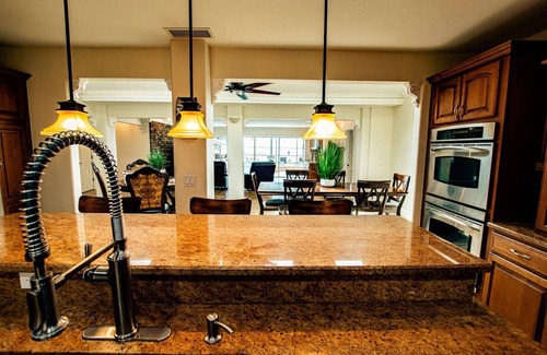 Lake Hamilton House | Luxury Lakefront | Heated Salt Pool, Dock & Kayaks | Home Theatre & EV Charger | Near Theme Parks