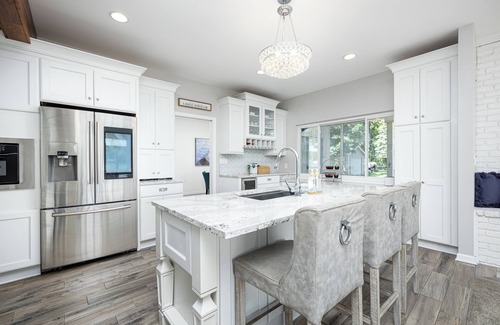 Brooklyn House | Luxury Lakefront Home: Hot Tub l Beach l Sleeps 15