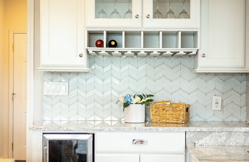 Brooklyn House | Luxury Lakefront Home: Hot Tub l Beach l Sleeps 15