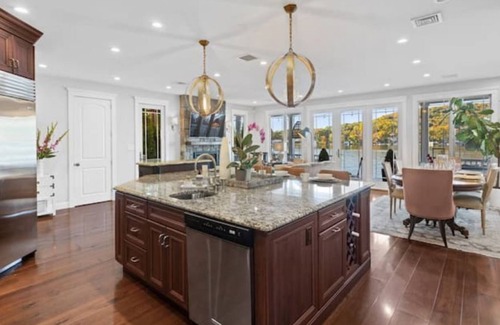 Frankford House | Luxury Lakefront Lodge with a Million Dollar View