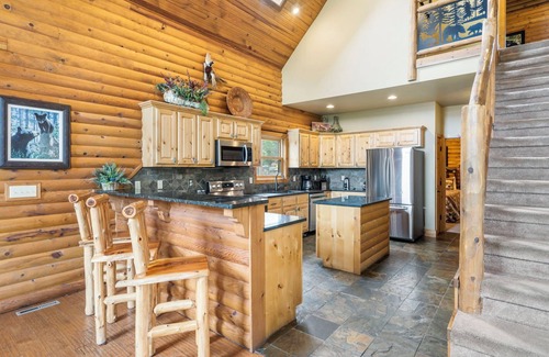 Lampe Cabin | Luxury Lakefront Resort Chalet 7~2 Pools~FREE Amenities~Dock~Kayaks~Waterslide