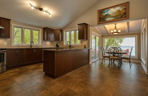 Keswick Cottage | Luxury Lakehouse · 6BR · Private Sandy Beach · Hot Tub · Sunset View Lake Simcoe